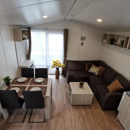 Stacaravan De Maravan בקתה *